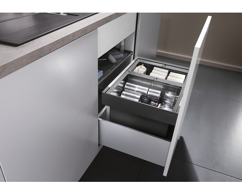 Keukenkast met uittrekelementen voor het opbergen van keukengerei