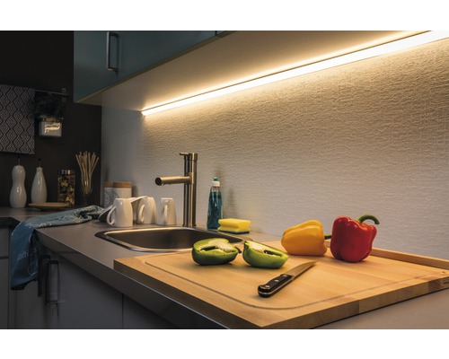 Keukenscène met snijplank, paprika''s, gootsteen, kraan en keukenverlichting