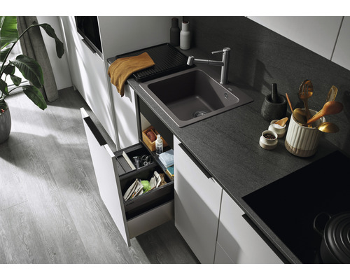 Spoelbak met kraan en uittrekbare afvalemmer in een moderne keuken