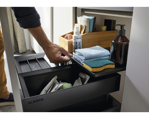 Afvalscheidingssysteem met uittrekelement, reinigingsmiddel, spons en doeken