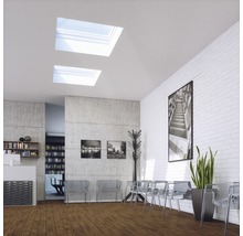 Wachtkamer met dakramen, stoelen en decoratie