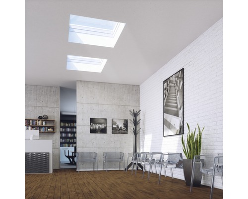 Wachtkamer met dakramen, stoelen en decoratie