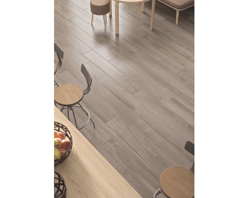 Licht interieur met houtlook tegels op de vloer en zitplaatsen.