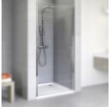 Douchewand met douchekop in een badkamer.