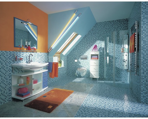 Badkamer met wastafel, spiegel, douche en toilet onder een dakraam.