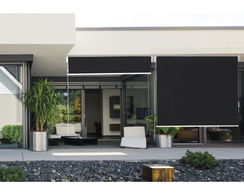 Terras met twee zwarte zonnescherm rolgordijnen