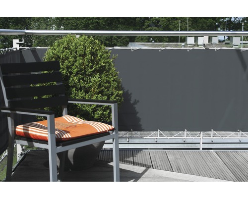 Scene met balkon, privacyscherm, stoel en plant