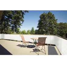 Zonnig balkon met privacyscherm, tafel en stoelen