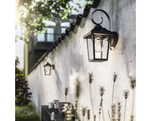 Wandlamp voor buitenverlichting met glazen inzet en decoratieve houder
