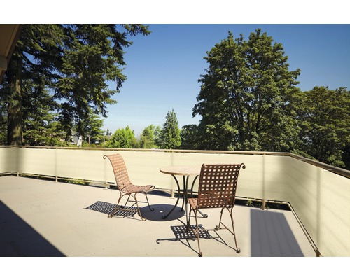 FLORACORD Balkondoek wind- en waterdoorlatend beige 90x500 cm Scène met twee stoelen en een tafel op een terras met privacyscherm