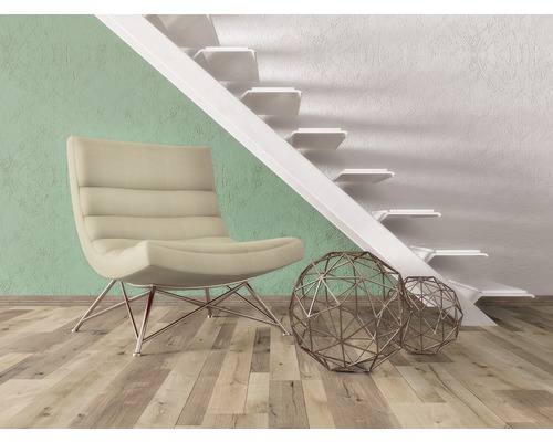 Interieurscène met stoel, decoratieve bollen en trap