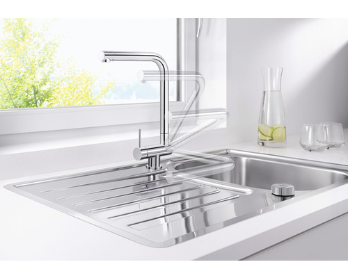 RVS keukenkraan met draaibare uitloop in een lichte keuken.