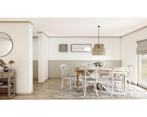 Lichte eetkamer met houten tafel, stoelen, vloerkleed en decoratie