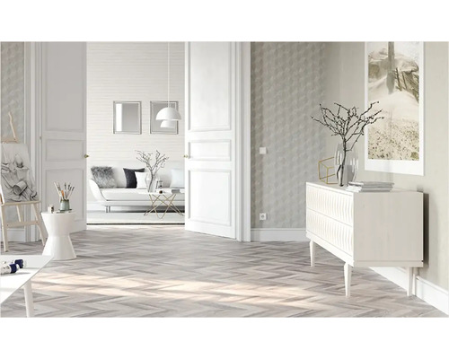 Lichte kamer met visgraat parketvloer, commode en kunstatelier