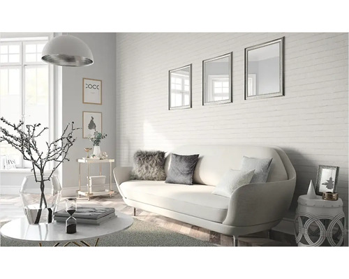 Woonkamer met bank, salontafel en decoratieve accessoires voor een bakstenen muur