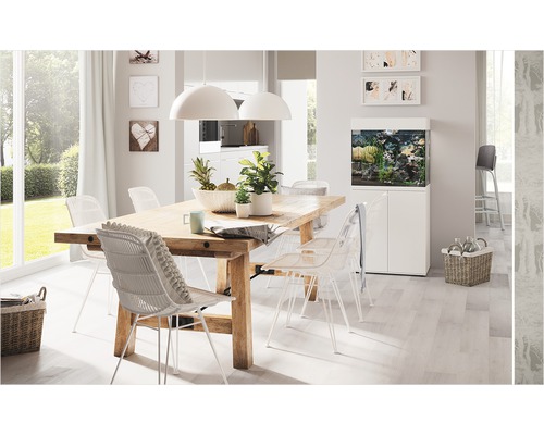 Lichte eetkamer met houten tafel, rotan stoelen, transparante stoelen en aquarium