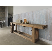 Interieur met houten werkbank en wandpanelen