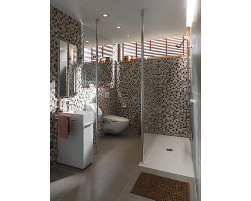 Lichte badkamer met mozaïektegels, douchecabine, toilet en wastafel