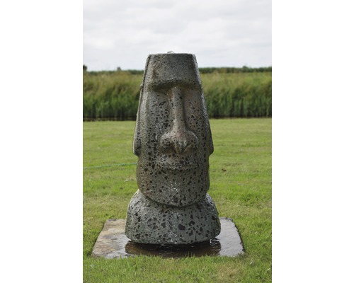 Moai fontein van steen in de tuin
