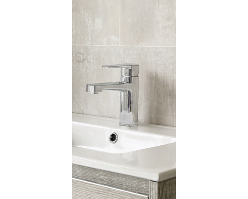 Wastafel met kraan in de badkamer