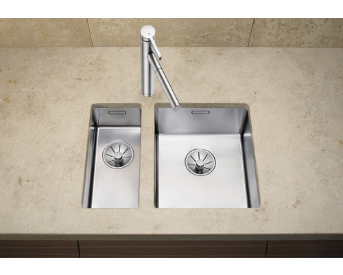 Roestvrijstalen spoelbak met twee bakken en kraan op een werkblad