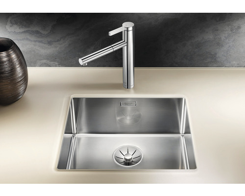 RVS spoelbak met kraan op een keukenblad