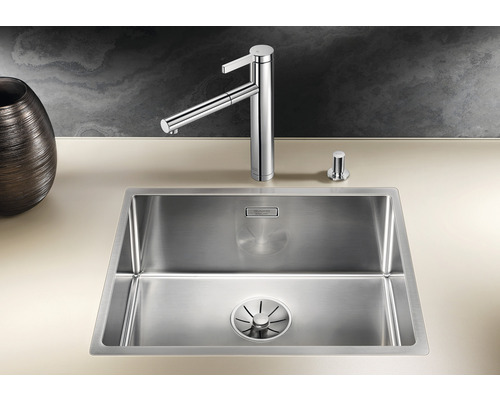 Spoelbak van roestvrij staal met kraan en afstandsbediening voor de afvoer