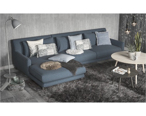 Woonkamer met hoekbank, kussens, vloerkleed en salontafels