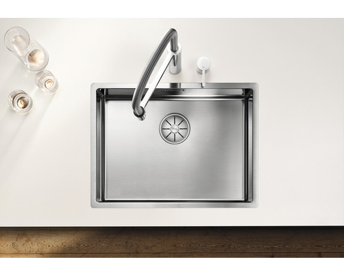 Roestvrijstalen spoelbak met kraan en zeepdispenser