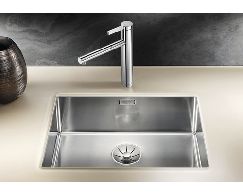 Roestvrijstalen spoelbak met kraan op een werkblad