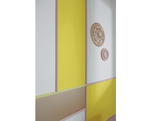 Wanddecoratie met panelen en decoratieve stucelementen.