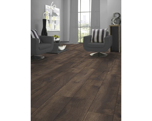 Woonkamer met laminaatvloer in houtlook, fauteuils en raampartij