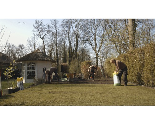 Tuinscene met gazon, tuinhuis en drie personen aan het werk