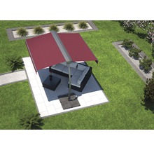 Scene met zweefparasol, tuinmeubelen en tuininrichting