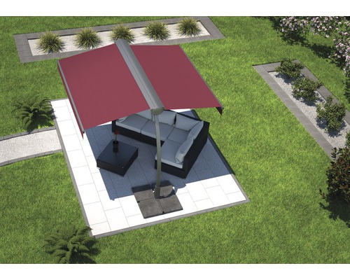 Scene met zweefparasol, tuinmeubelen en tuininrichting