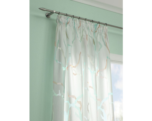 Gordijn met patroon aan een gordijnroede