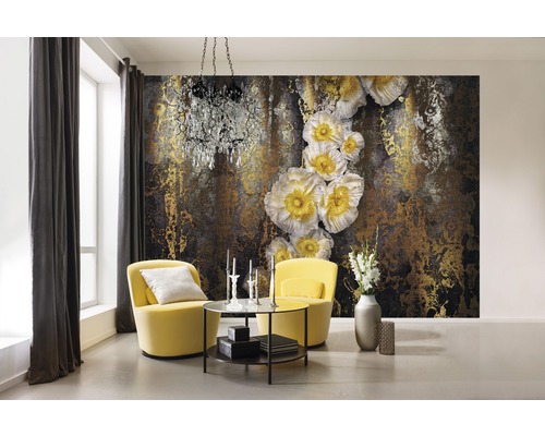 Woonkamer met gele stoelen, salontafel, kroonluchter en fotobehang met bloemmotief.