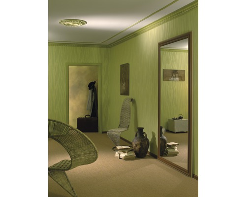 Interieur met sierlijsten, rozet, spiegel, stoelen en decoratie