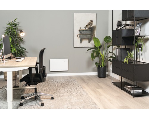 Kantoor met bureau, bureaustoel, rek en radiator