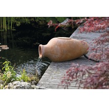 Terracotta kruik als waterspuwer voor de tuinvijver op houten steiger