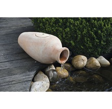 Tuin fontein met terracotta amfora en waterloop in een vijver met stenen