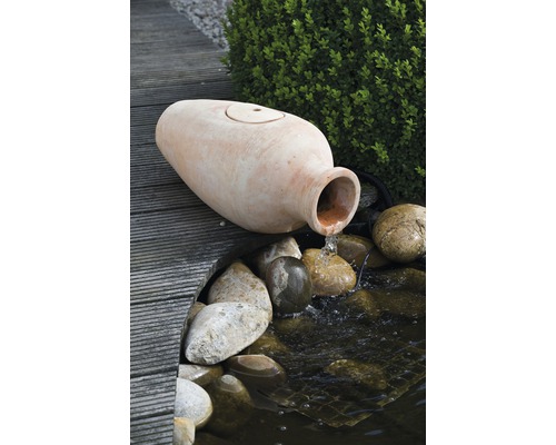 Decoratieve amfoor als waterspuwer voor tuinvijver