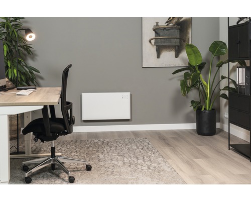 Kantoor met bureau, bureaustoel, radiator, kamerplant en decoratie voor een prettige werkomgeving