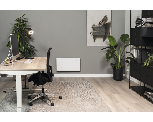 Kantoor met bureau, bureaustoel, verwarming en decoratie