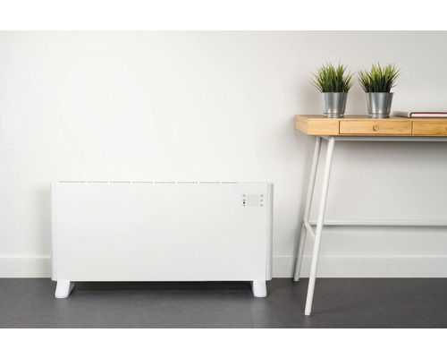 Elektrische verwarming naast een bureau met decoratie