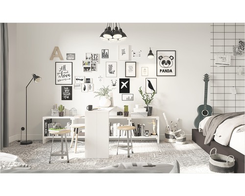 Lichte jeugdkamer met bureau, stoelen, boekenkasten en decoratieve elementen