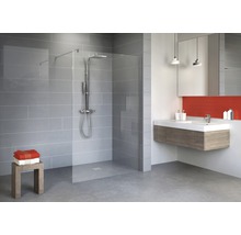 Lichte badkamer met douche, wastafel en spiegel voor een moderne uitstraling.