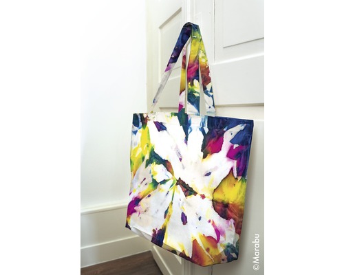 Tas met batikpatroon hangt aan een deur