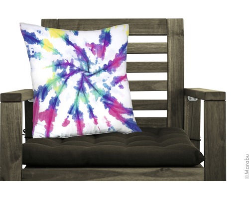 Decoratief kussen met batikmotief op een houten stoel