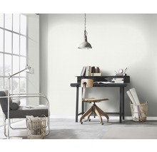 Lichte werkkamer met bureau, stoel, lamp en decoratie